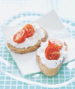 Fast, Healthy Breakfast: Morning Pizza
You could have a slice of last night's pizza (it's preferable to filling up on sugar or skipping breakfast). Or you could try a more sophisticated spin: Take a slice of crusty bread, spread it with 3 tablespoons of low-fat ricotta, and add tomatoes.