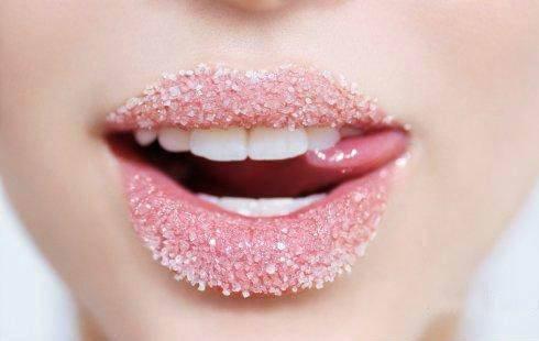 Vanilla Scrub:
Sugar: 2 parts
Olive oil: 1 part
A dash of vanilla extract for flavor
Mix the ingredients in a bowl and apply it whenever you feel that your lips need some hydration. This scrub is an excellent way to get rid of dead, dry skin on your lips and on the surrounding area.
