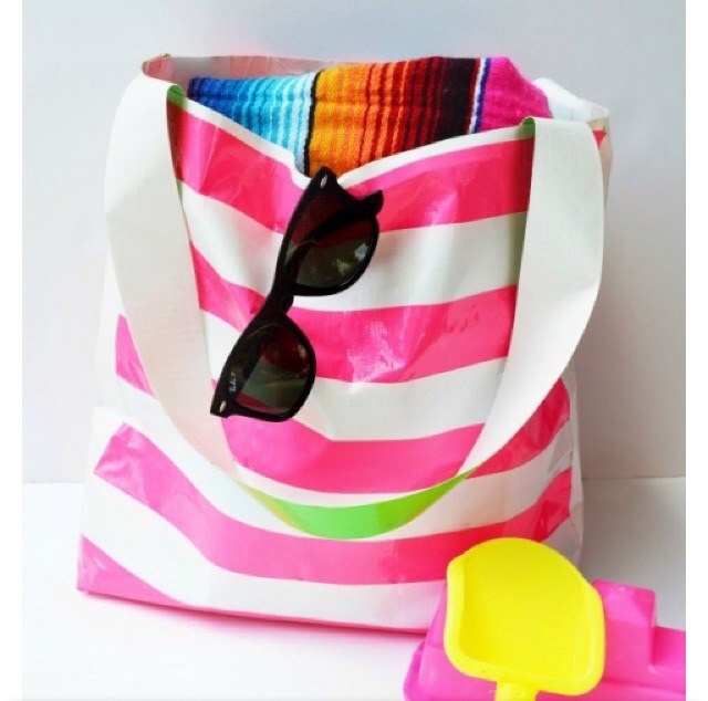 Decorate a plain bag with duct tape to make a cute beach bag👜