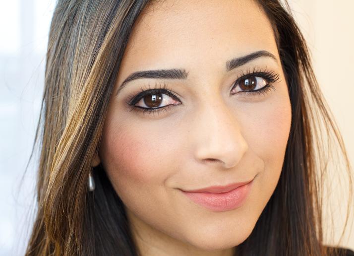 Step 3: Go matte whenever possible.Glitter and shimmer products can make your face look shiny. Sticking to matte products is a better choice with flash photography because they won't reflect light. 