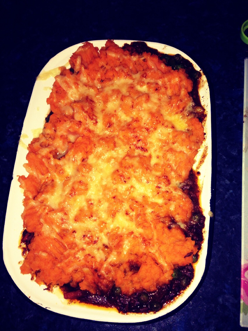 Transfer mince mix to dish and top with mash spreading it out evenly and adding a sprinkle of cheese. Girll for 5/6 mins. Serve with green veg. 1/6 with veg with equate to around 400 cals
My daughter adores this alternative goes down a treat :)