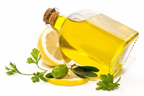 If you have a problem such as itching scalp, this hair treatment can help you. Stress, care products or dry air can cause itching scalp. To add some moisture to your dry hair and reduce flaking, use the mixture of olive oil and lemon.