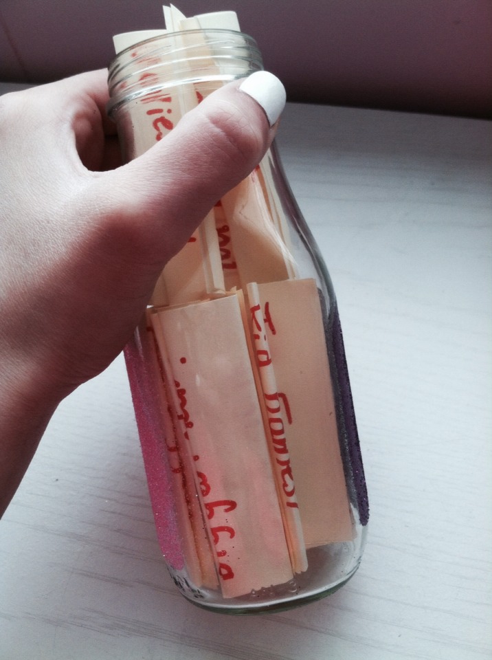 Step 7: Use sticky notes to write things to place in the jar. I put Truths for Truth Or
Dare in the jar! You can put: Truths, Dares, Wishes, Bucket List Ideas, To-Do List, Christmas or Birthday Wishlist, ect!