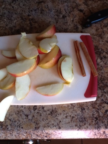 Thinly slice the apples. 