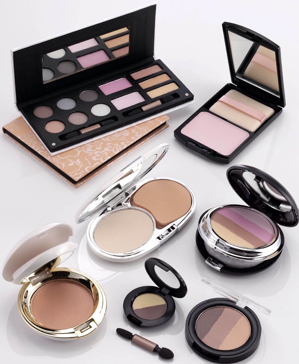 Grade 8-9 makeup!♥︎
☆Moisturize and conceal blemishes & redness
★Use a bb or cc cream & set with powder 
☆Fill in your brows & apply mascara
★(Optional) put a cream coloured eyeshadow on your lids.
☆Blush & highlight your nose bridge and cheek bones
★Finish off with lipstick, or lipgloss!
💄Yay done