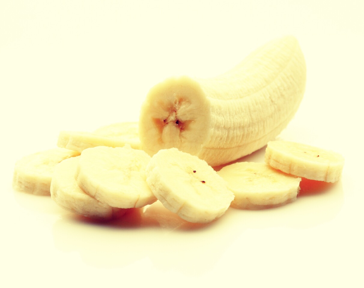 You will need:
3 bananas, well mashed
1 cup of granulated sugar
2 eggs, beaten
1/2 cup vegetable oil
2 cups of all purpose flour
1 tsp of baking soda
1/2 tsp of salt