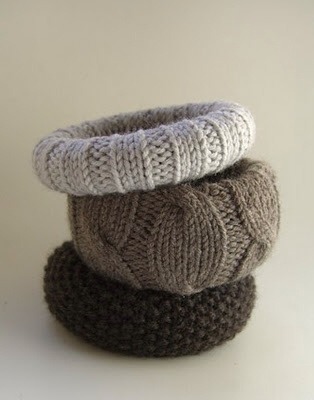 Sweater-Wrapped Bangle Bracelets ♻️

Full instructions here: (there's a TON of sweater upcycle projects here too!😃)
http://little-inspirations.blogspot.com/2011/11/fun-with-sweaters.html?m=1