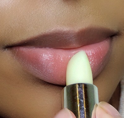 PRIME/MOISTURIZE

Priming and moisturizing your lips will help your color's staying power.
