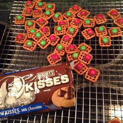 3.- Place in preheated oven 1 to 2 minutes, until kisses melt. Remove from oven and place one candy-coated chocolate in the center of each pretzel. Chill in refrigerator until set.