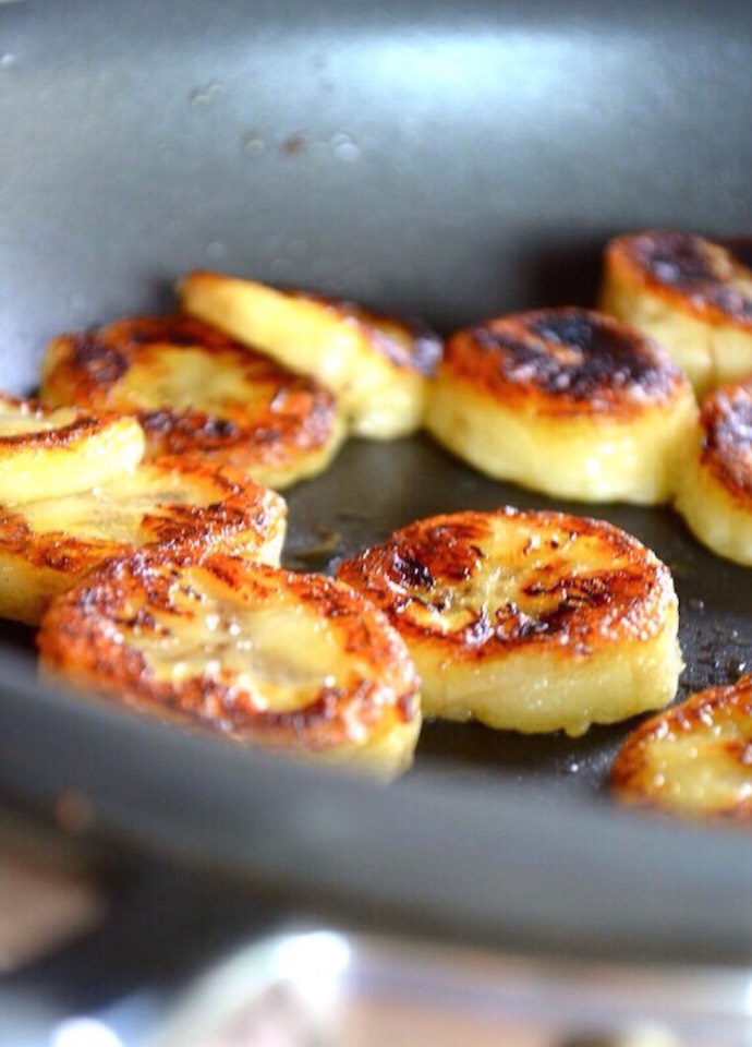 Fry bananas and drizzle in honey for a sweet snack 💕