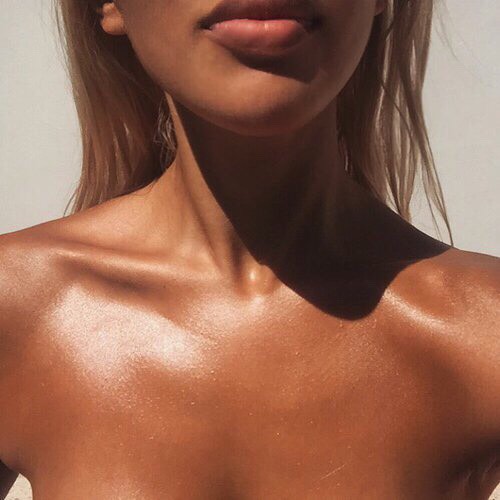 Argan oil is most commonly used as a skin moisturizer to hydrate and soften skin. With its high vitamin E and fatty acid content, argan oil is the ideal product to give skin a natural boost. It absorbs easily and is non-greasy and non-irritating, which makes it a great natural moisturizer.