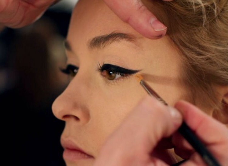 13) Perfect winged eyeliner...