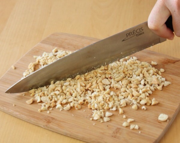 Chop up the peanuts. 