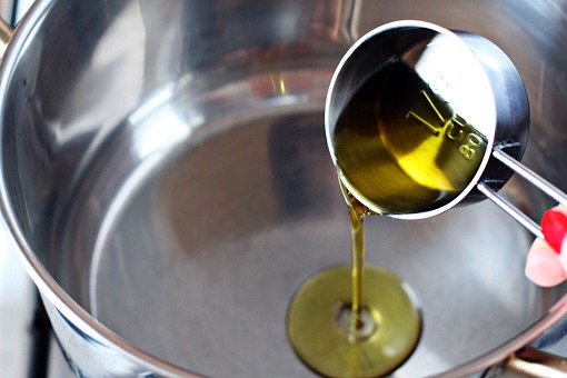 9. Now pour the olive oil into a large pot and heat it until hot.